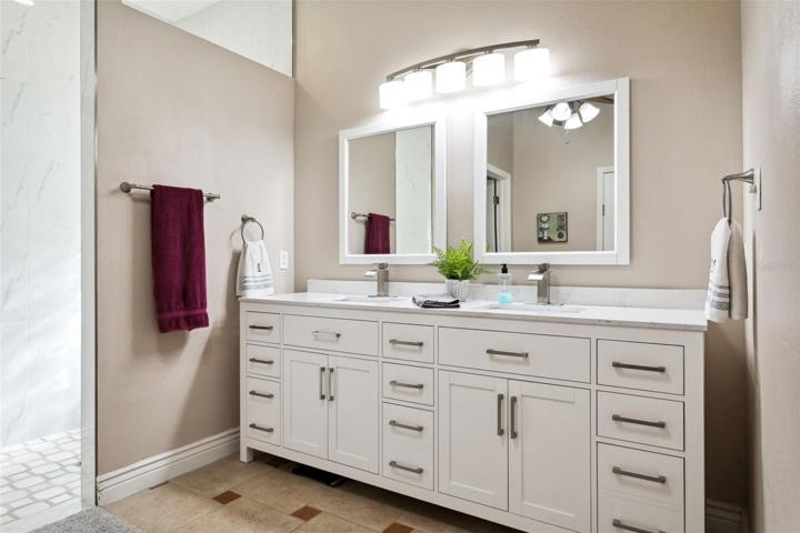Master en suite with dual sinks
