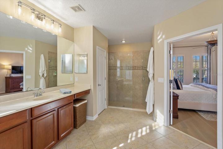 Oversized stand-alone shower with dual shower heads