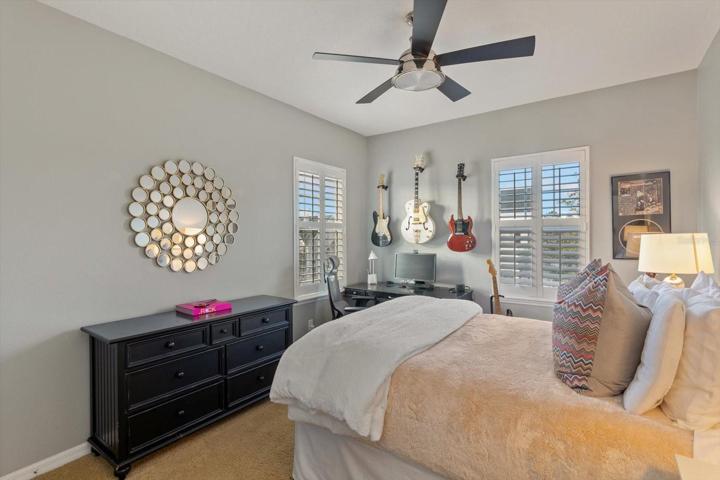 13.5' x 11.5' upstairs guest bedroom
