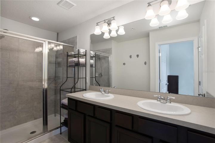 MIAN EN-SUITE BATH.
