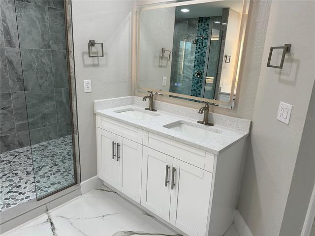 Master bath - view 2.