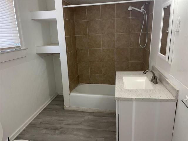 Apt 1 Bathroom when Vacant