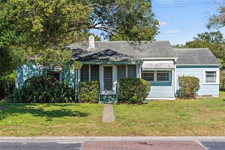 Fixer upper in Wadeview Park on a spacious lot