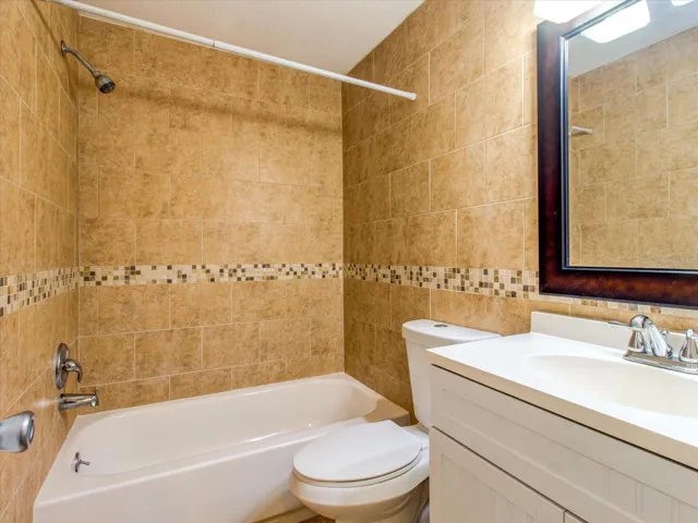 Main Bathroom Shower & Tub