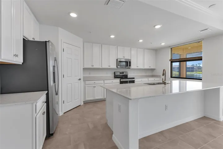 Kitchen w/pantry