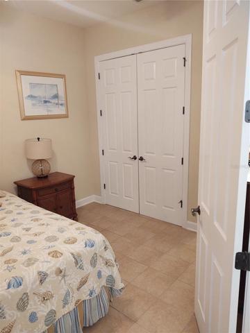 Bed 2 w/ closet