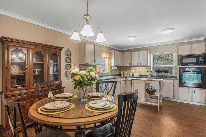 Eat In Kitchen