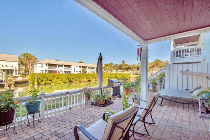 Expansive private waterfront 