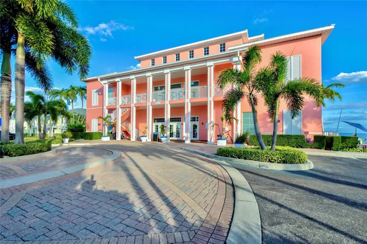 Waterfront Yacht Club / Clubhouse.