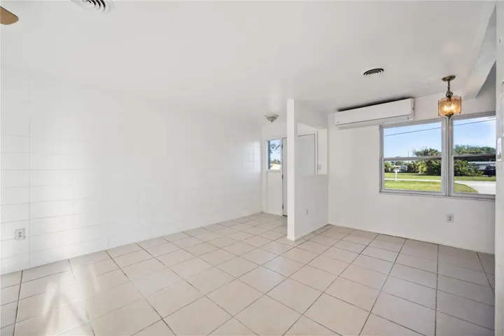 27289 Living room