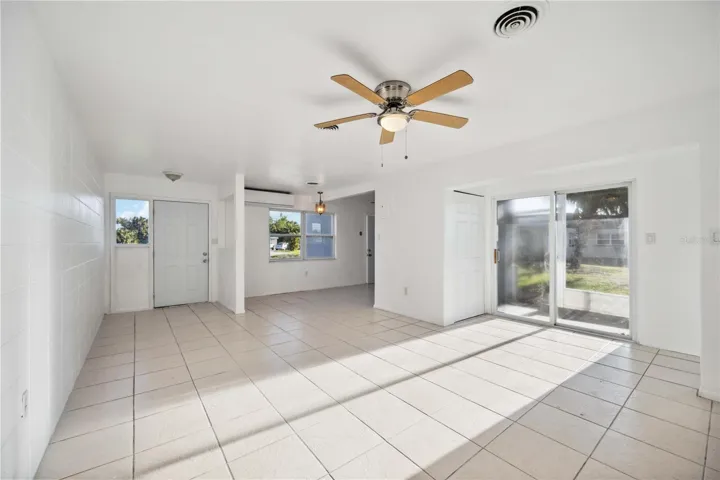 27289 Living room
