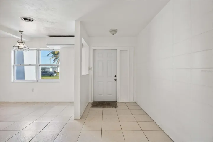 27285 Sunnybrook Foyer