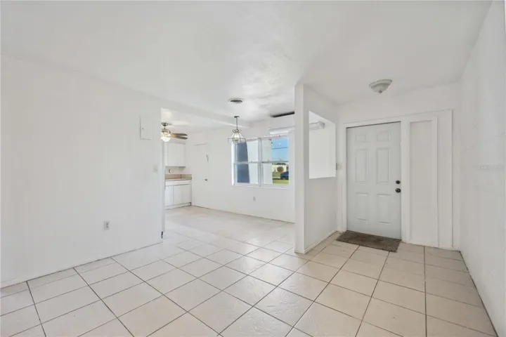 27285 Sunnybrook Foyer