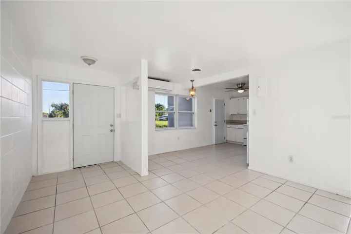27289 Foyer