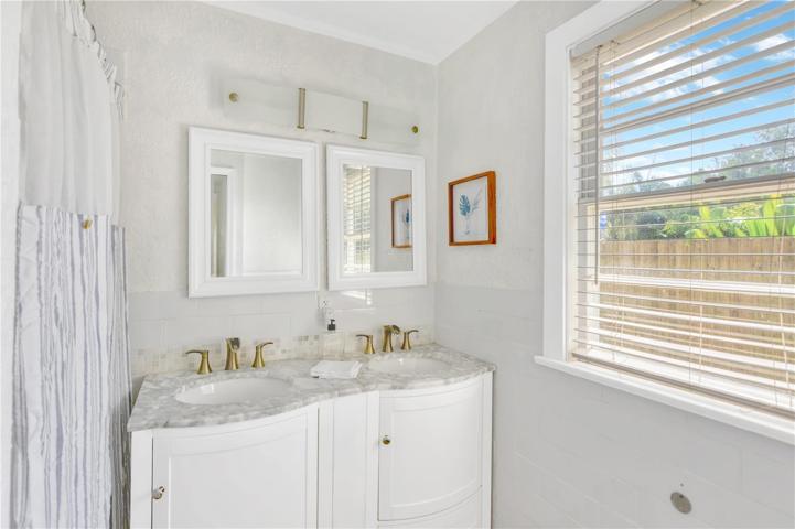 Primary En-suite Bathroom