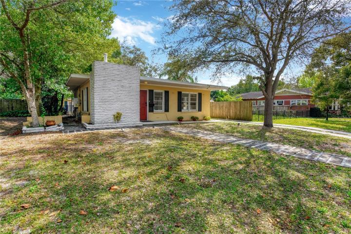 Large front yard with sidewalk. Walkable to coffee shops, restaurants, community center and more!
