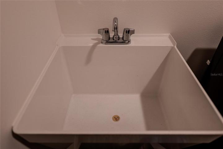 Laundry sink