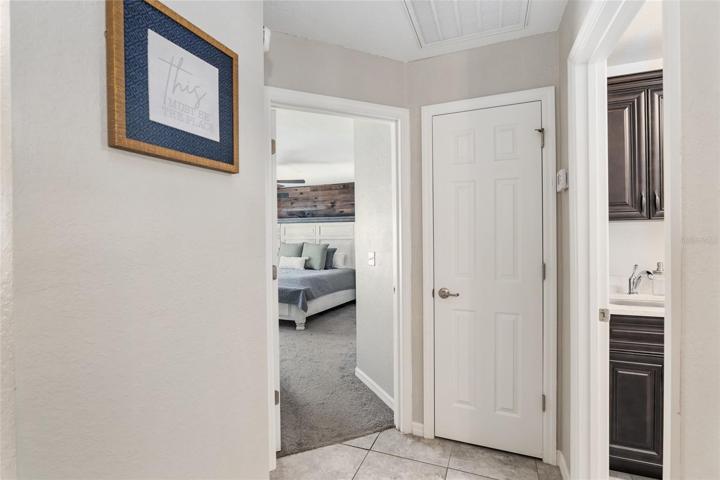 HALLWAY TO PRIMARY SUITE