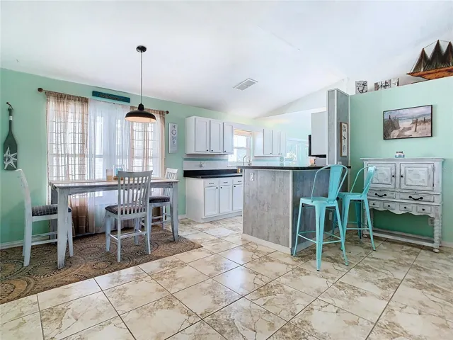 Open conversation space for the cook of the home