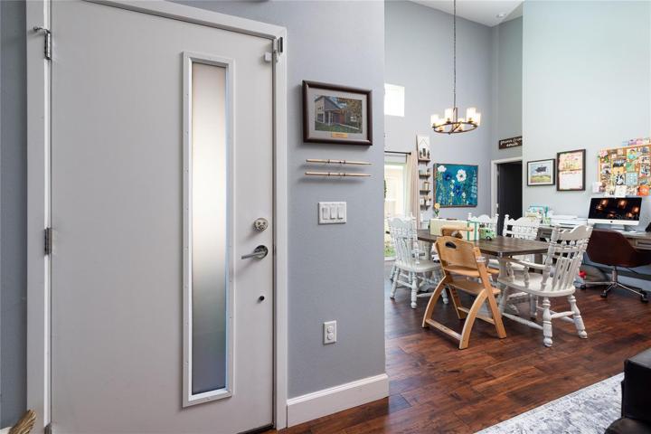 Foyer/View into Dining Area