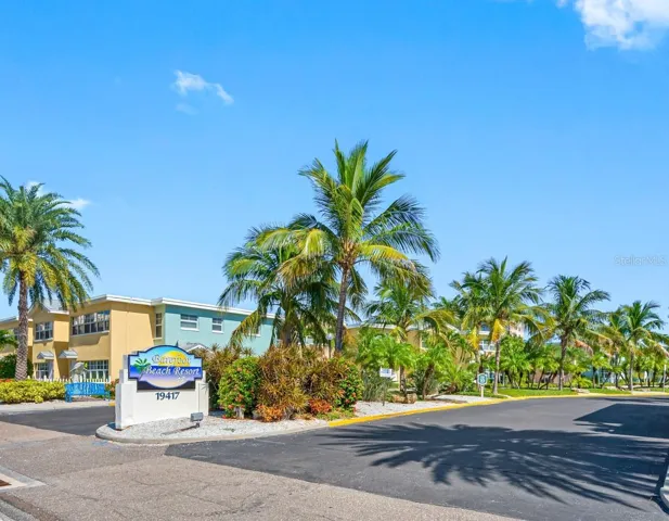 Front Entrance to Barefoot Beach