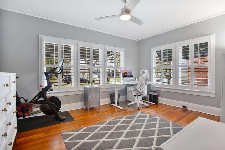 Windows on 2 Sides in Front Bedroom