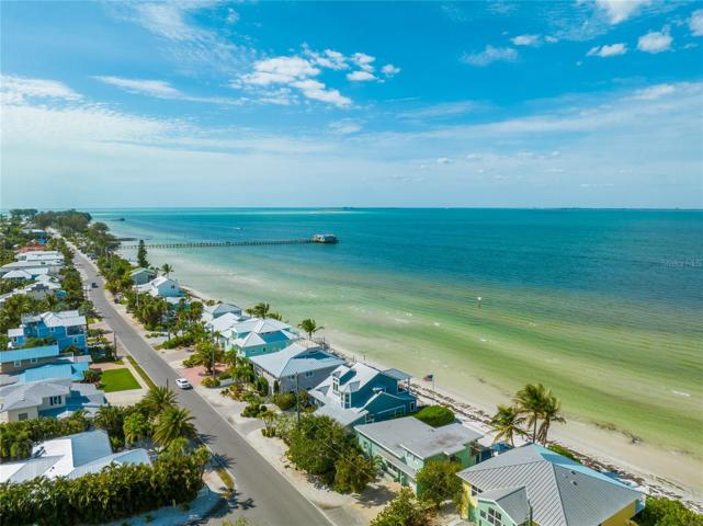 Easy walk to the City Pier and Pine Avenue.