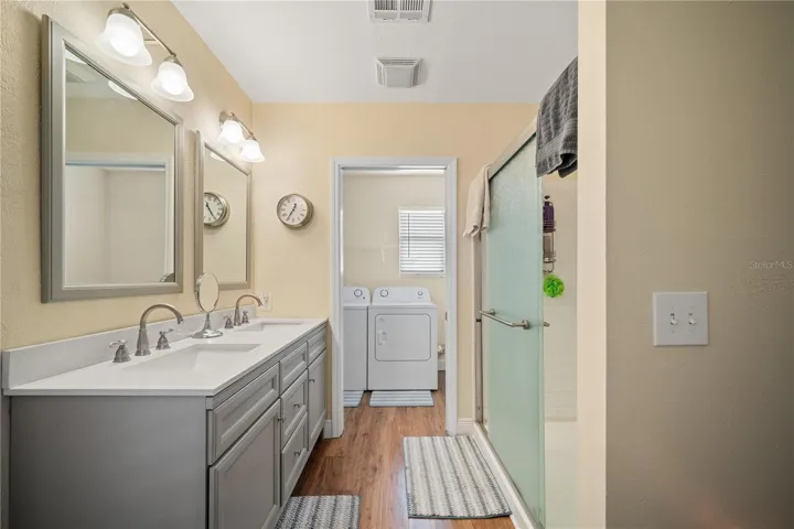 Suite bathroom