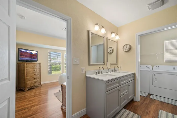 Suite bathroom