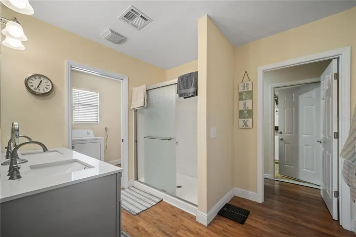 Suite bathroom