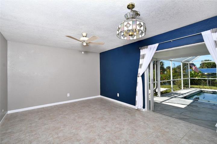 This is a great bonus area.  Owners have a small dining area but look at the virtual photo that shows it as a den area.
