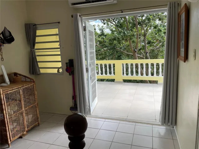 Principal Bedroom 1 exit to back deck
