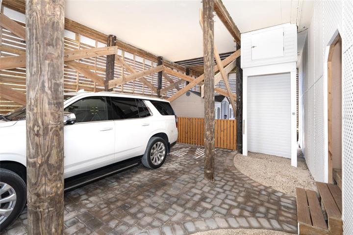 Carport.