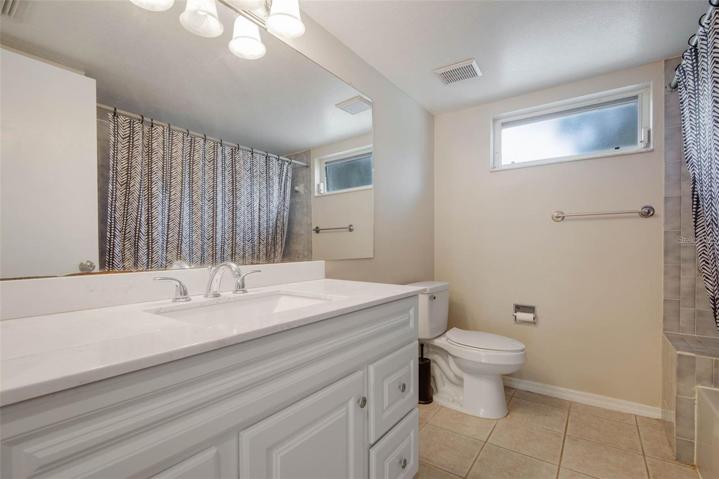 Guest Bath with tub / shower