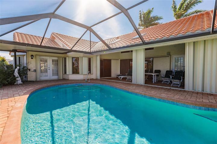 POOL & LANAI