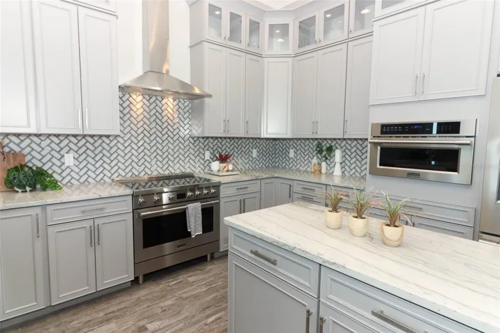 Granite Tops...SS Appliances...Seasonal Upper Cabinets
