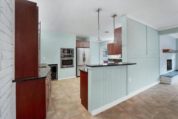 Kitchen / Breakfast Bar