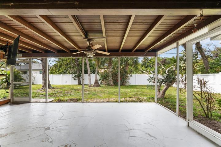 Back lanai area perfect for watching TV and relaxing