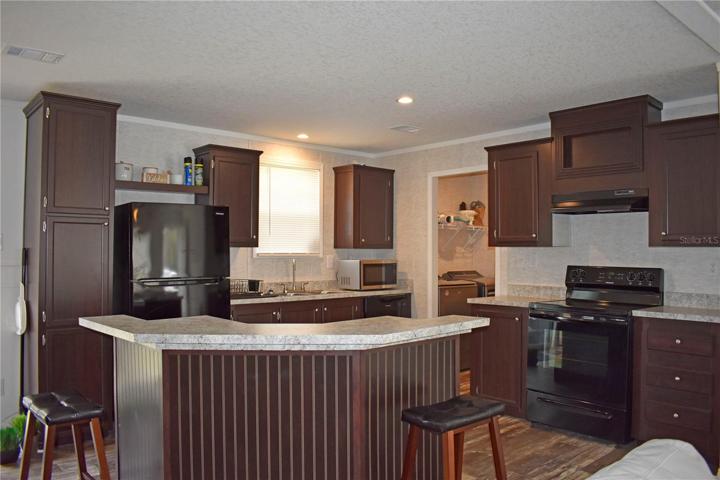 eat-in Kitchen