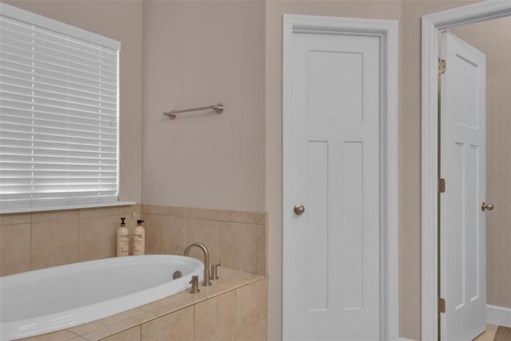 Soaking tub