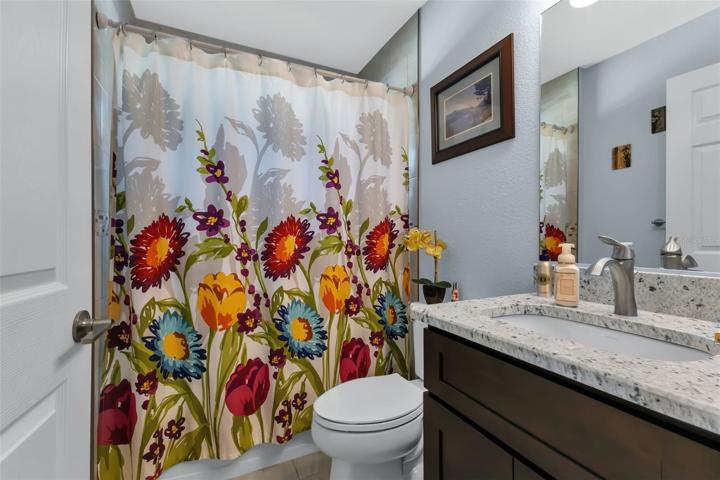 Guest bathroom with single sink and shower/tub combo