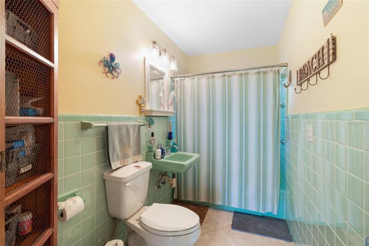 Hall bath between downstairs bedrooms!