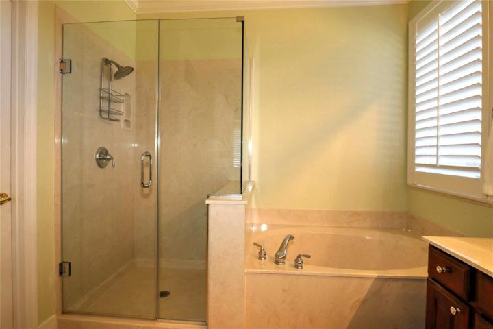 Clear Glass Enclosure w/Pivotal Door.  Garden Tub.