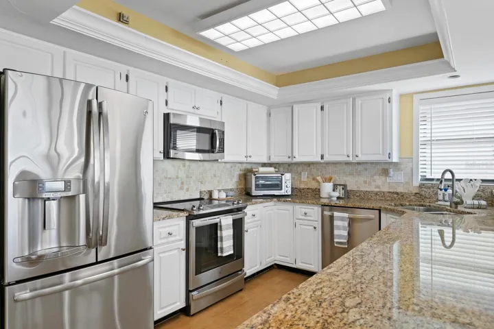 Plenty of room in the oversized galley kitchen and entertainment bar.  Kitchen also has views of the Gulf.