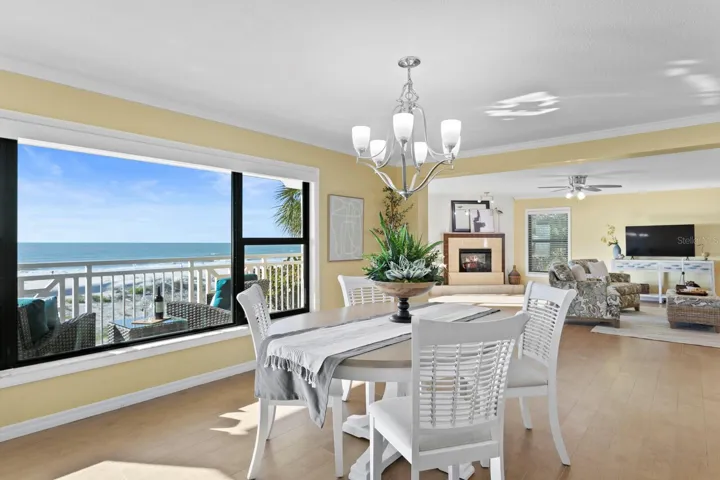 New ceiling (new texture and newly painted / 2024).  Amazing view of your backyard beach!