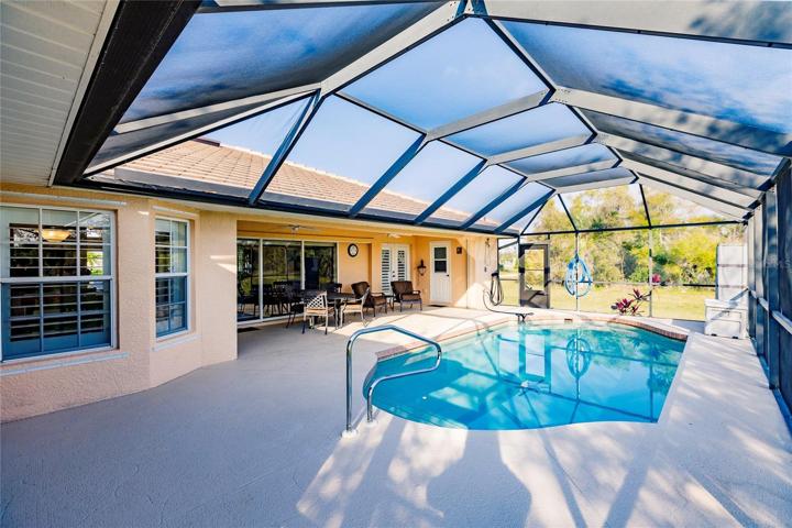 POOL & LANAI