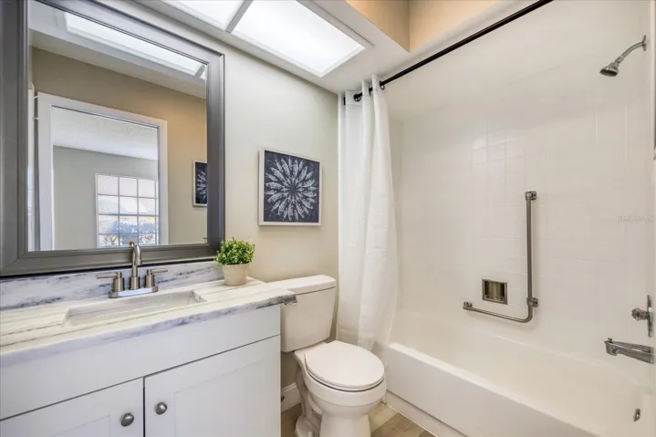 Updated guest bathroom with tub/shower~