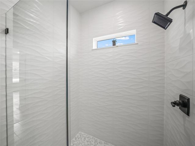 Porcelain tile and natural stones in the shower