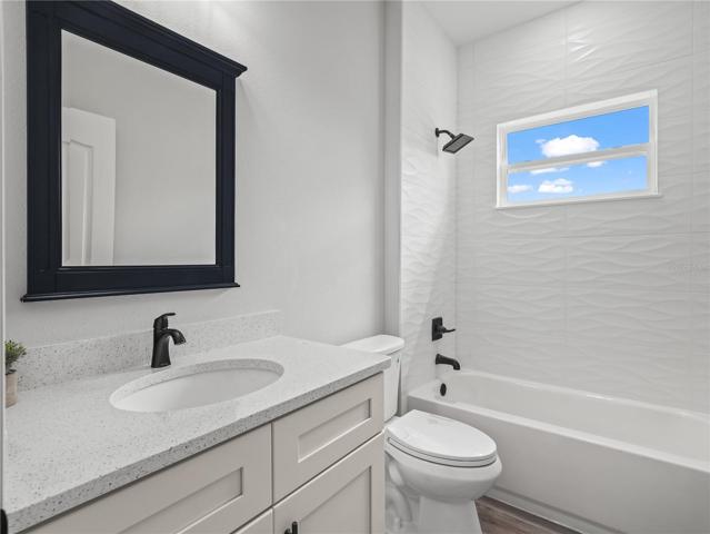 Hallway bathroom (full)