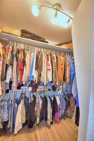 WALK IN CLOSET